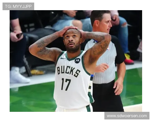 文班低位强攻遭布克防守犯规本场第4次犯规引发争议